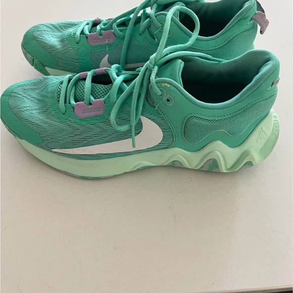 Nike Mint Green Running Shoes - Picture 1 of 2